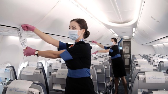 Samoloty są dokładnie dezynfekowane, a załoga dba by pasażerowie przestrzegali obostrzeń sanitarnych.