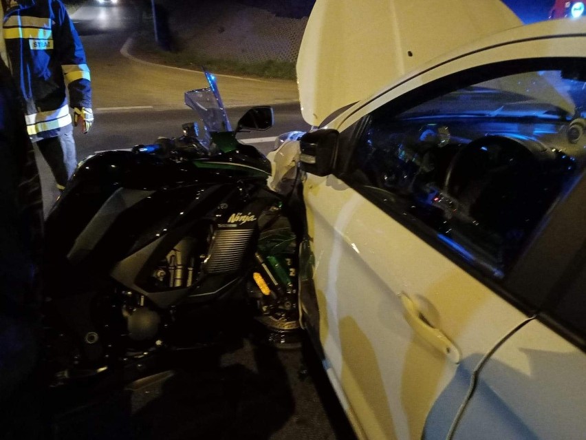 Pod Krakowem motocykl wbił się w bok samochodu. Droga była zablokowana