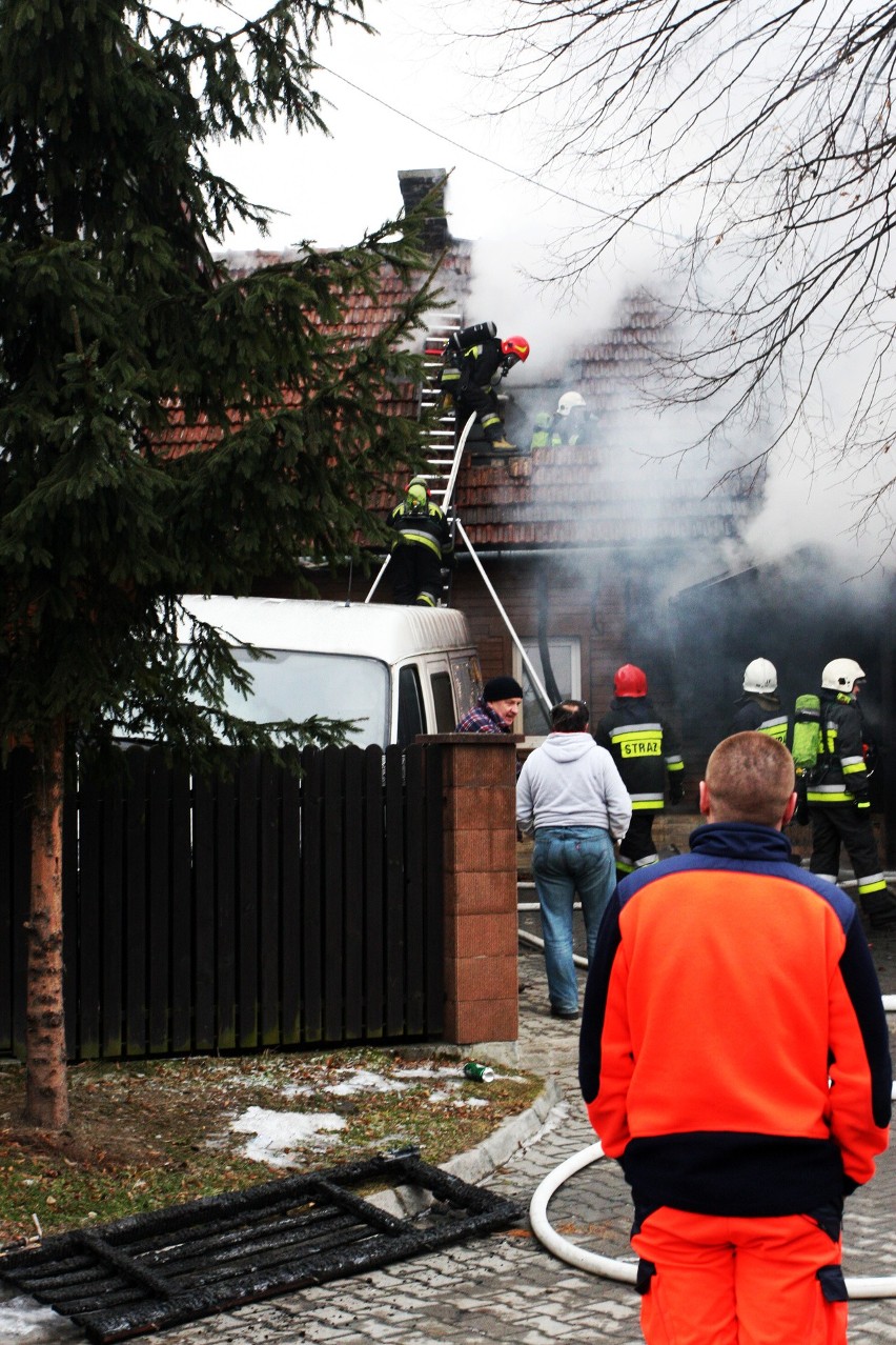 Pożar domu przy Poniatowskiego w Nowym Sączu. Siedem straży walczy z ogniem[ZDJECIA, WIDEO]