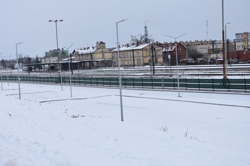 Parking przesiadkowy przy dworcu PKP w Nakle zasypany...