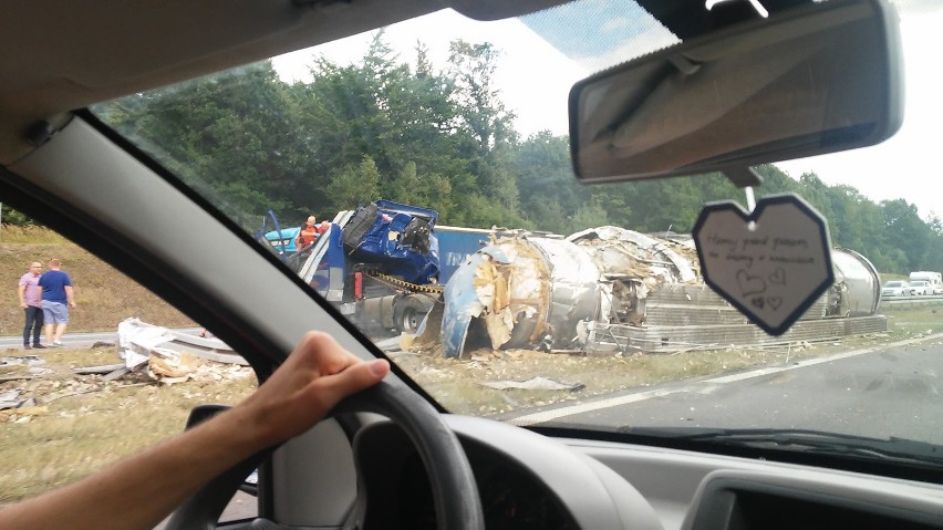 DZ24: Wypadek na A4 24.08.2015. Utrudnienia już tylko na autostradzie [NOWE ZDJĘCIA]