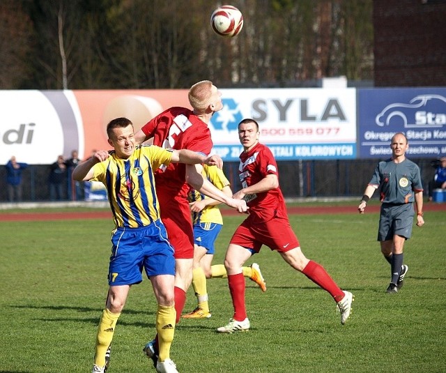 W lidze piłkarze Wdy (czerwone stroje) grają tej wiosny znakomicie. Pokonali m.in. lidera Lecha Rypin. Czy 16 maja sprawią niespodziankę swoim kibicom i pokonają ekstraklasowca z Gdańska?