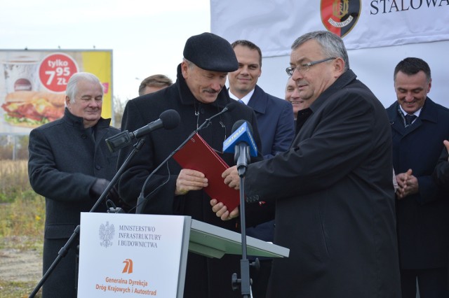 Minister Andrzej Adamczyk wręcza dokument Wiesławowi Kaczorowi dyrektorowi Generalna Dyrekcja Dróg Krajowych i Autostrad