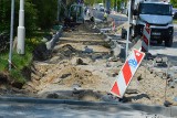 Utrudnienia dla pieszych przy przebudowie chodników w Stalowej Woli. - Wygląda to okropnie - mówi mieszkaniec