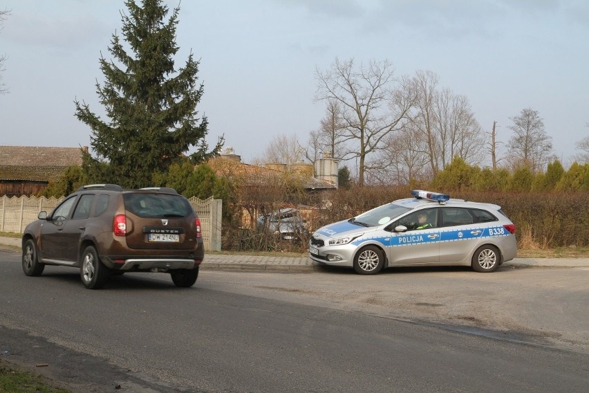 Wypadek pod Trzebnicą. Opel dachował i wpadł na posesję (ZDJĘCIA)