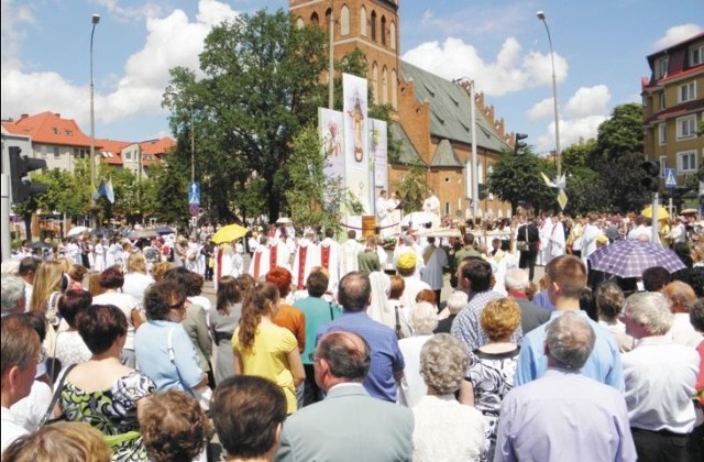 Jak przyznają księża, najwięcej wiernych uczestniczy w nabożeństwach w czasie Bożego Narodzenia, Triduum Paschalnego, Wielkanocy czy procesji Bożego Ciała (na zdjęciu).