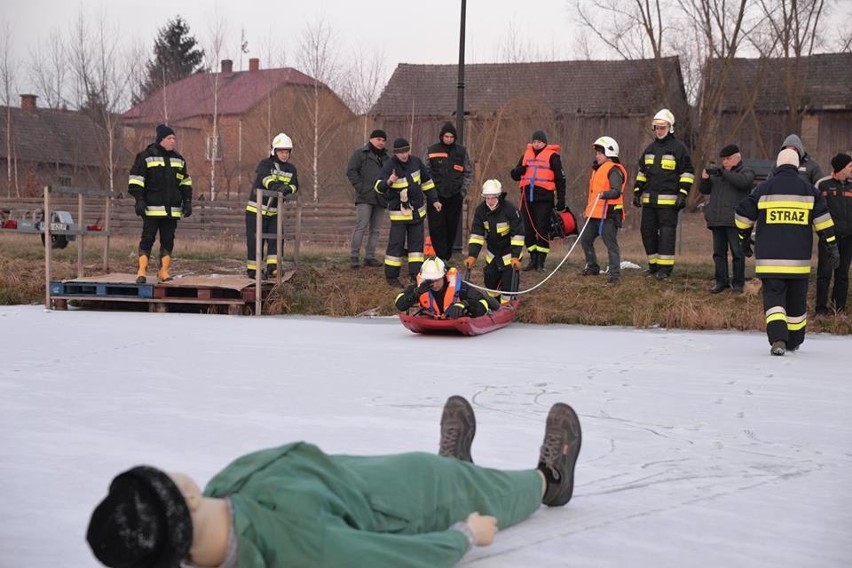 Baranów Sandomierski. Druhowie na lodzie ćwiczyli jak ratować tonących ludzi [ZDJĘCIA]