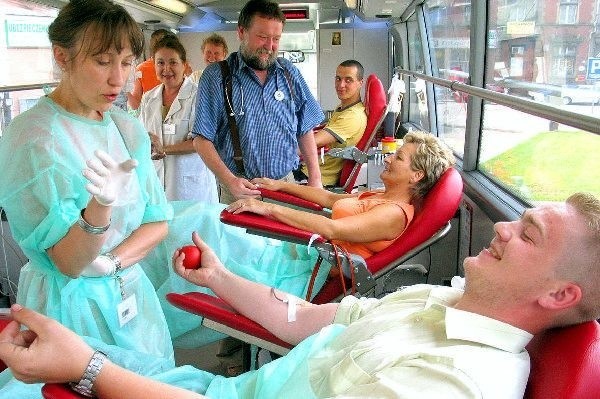 Rafał Glinowiecki krew oddawał pierwszy raz w  życiu. Uspokajała go pielęgniarka Joanna  Jakubowska.