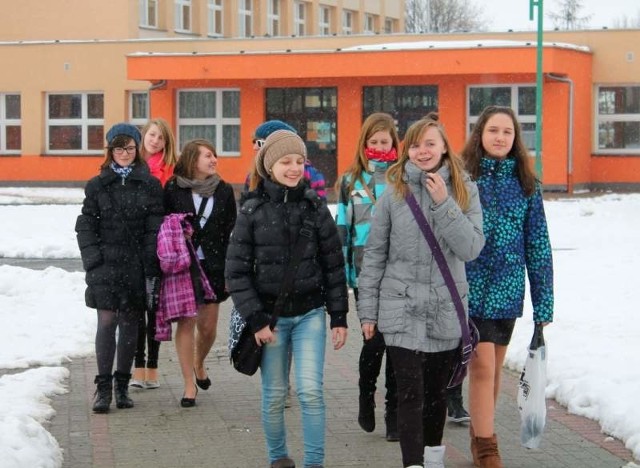 W Strzelcach Opolskich uczniowie opuszczali mury szkoły nr 7 z uśmiechami na twarzy. To znak, że egzamin nie był trudny.