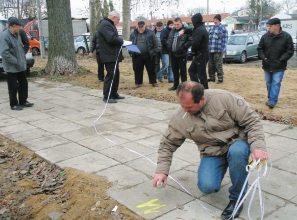 Kierownik targowiska wyznaczał w sobotę miejsca poszczególnym kupcom - po 4, 6 i 8 metrów wzdłuż dwóch alejek na targowisku tymczasowym