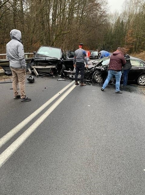 Wypadek na drodze 206 w miejscowości Nadbór. Cztery osoby poszkodowane NOWE ZDJĘCIA