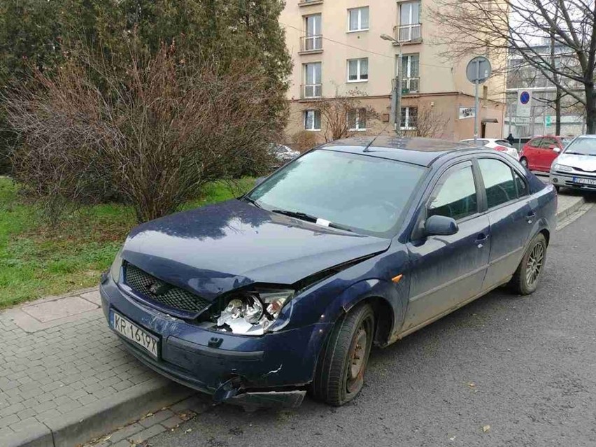 Kraków. Samochodowe wraki znikają z ulic i parkingów [ZDJĘCIA]