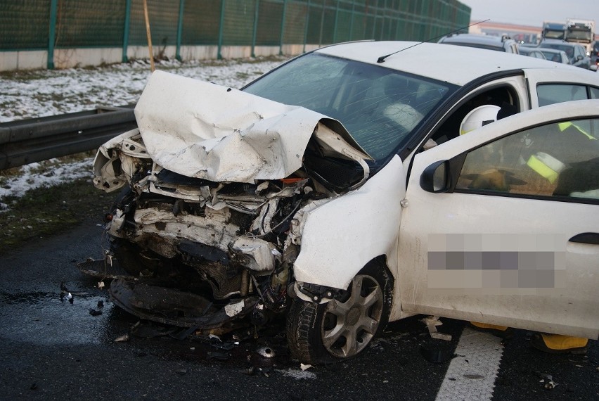 W zderzeniu trzech aut na autostradzie A1 w pobliżu...