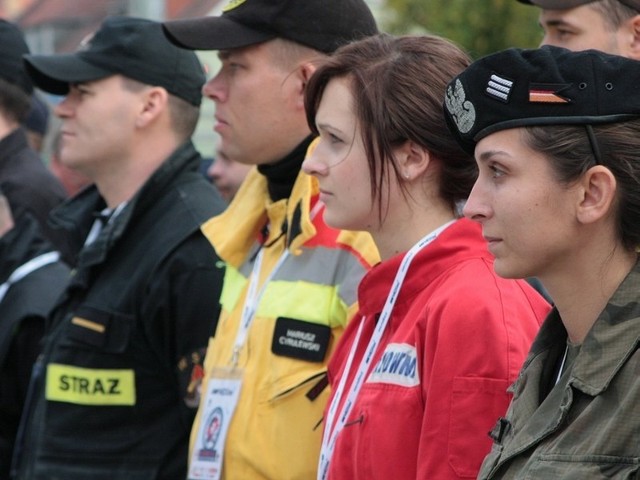 W manewrach uczestniczą zespoły ratownicze z pogotowia, wojska i straży ochotniczej.