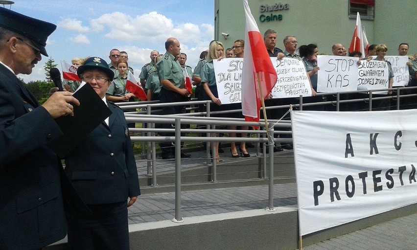 Celnicy protestowali przed Urzędem Celnym w Zielonej Górze.