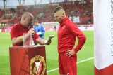 Młody zawodnik Akademii Widzewa z koszulką Robaka