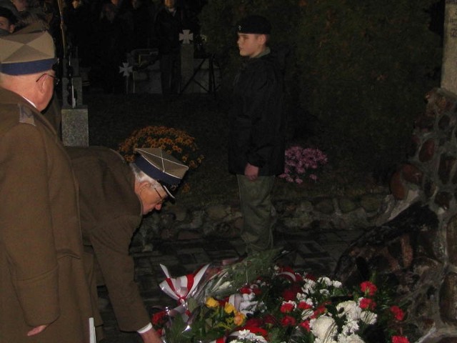 Po pomnikiem pomordowanych przez czerezwyczajkę w 1920 roku złożono kwiaty