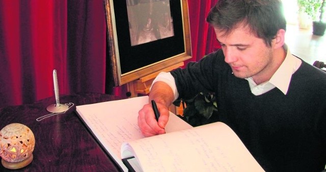 Michał Skara wpisuje się w księgę kondolencyjną, żegnając zmarłego w ubiegłym tygodniu Piotra Szczerskiego,  dyrektora teatru, do którego tak chętnie chodził.