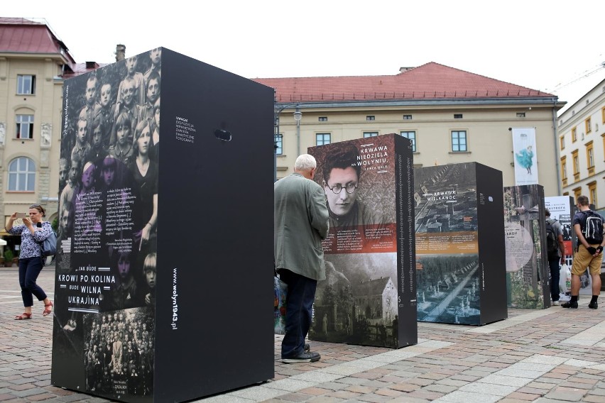 Kraków. "Wołyń 1943. Wołają z grobów, których nie ma". IPN zainaugurował wystawę na pl. Szczepańskim [ZDJĘCIA]