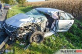 Groźny wypadek pod Oleśnicą. Skoda zmiażdżona po zderzeniu z ciężarówką