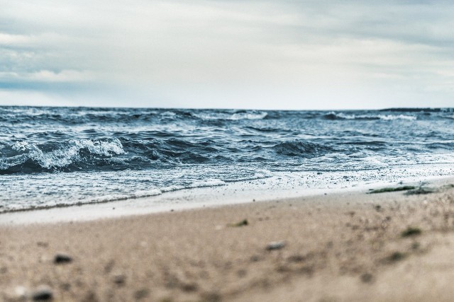 Plaża to dla wielu ulubione miejsce odpoczynku w ciepłe, letnie dni. Niestety poczucie relaksu i oderwania od codzienności często nie idzie w parze ze zdrowym rozsądkiem. A za niewłaściwe zachowanie na plaży można dostać wysoki mandat. Sprawdź w naszej galerii, czego nie można robić na plaży!