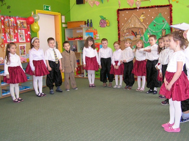 Fragment występu przedszkolaków grupy "Wiewiórki"