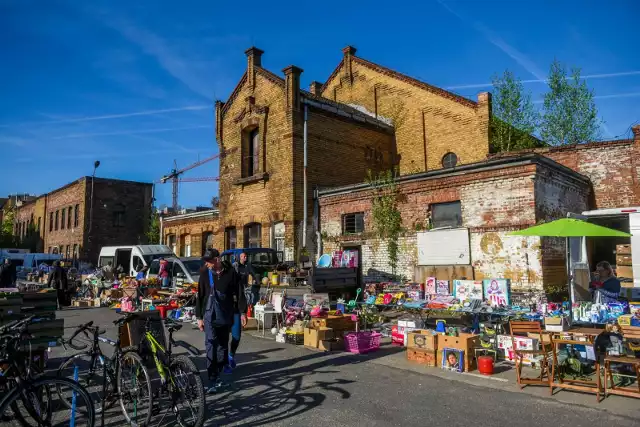 Giełda rzeczy używanych i giełda antyków, czyli legendarna Giełda Stara Rzeźnia zmienia lokalizację - przenosi się przed Centrum Handlowe M1.Przejdź do kolejnego zdjęcia --->