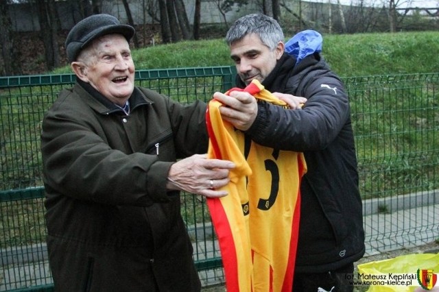 Trener Gino Lettieri przekazał panu Stanisławowi koszulkę z autografami całej drużyny.