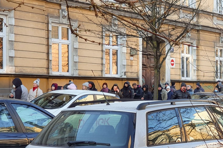 Ogromne kolejki do biura paszportowego w Krakowie. "Lepiej mieć paszport w domu, bo nie wiadomo kiedy się przyda"