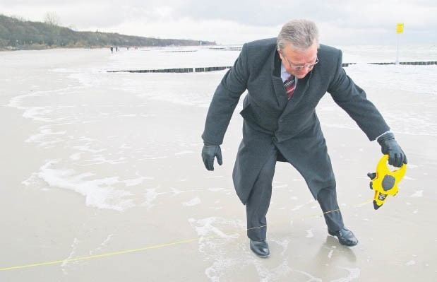 Mierzenie plaży przy kamiennym Szańcu dało Januszowi Gromkowi wynik 50 metrów. Gdy wieje wiatr południowy, morze odsłania kolejne 20 metrów. 