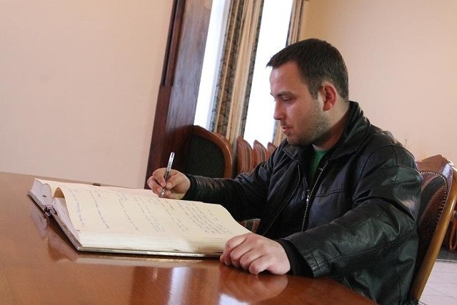 Łukasz Szynklewski jako jeden z pierwzych gorzowian wpisał się do księgi kondolencyjnej