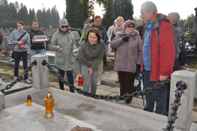 Od 11 lat działacze i przyjaciele Polskiego Towarzystwa Turystyczno – Krajoznawczego odwiedzają groby krajoznawców i regionalistów