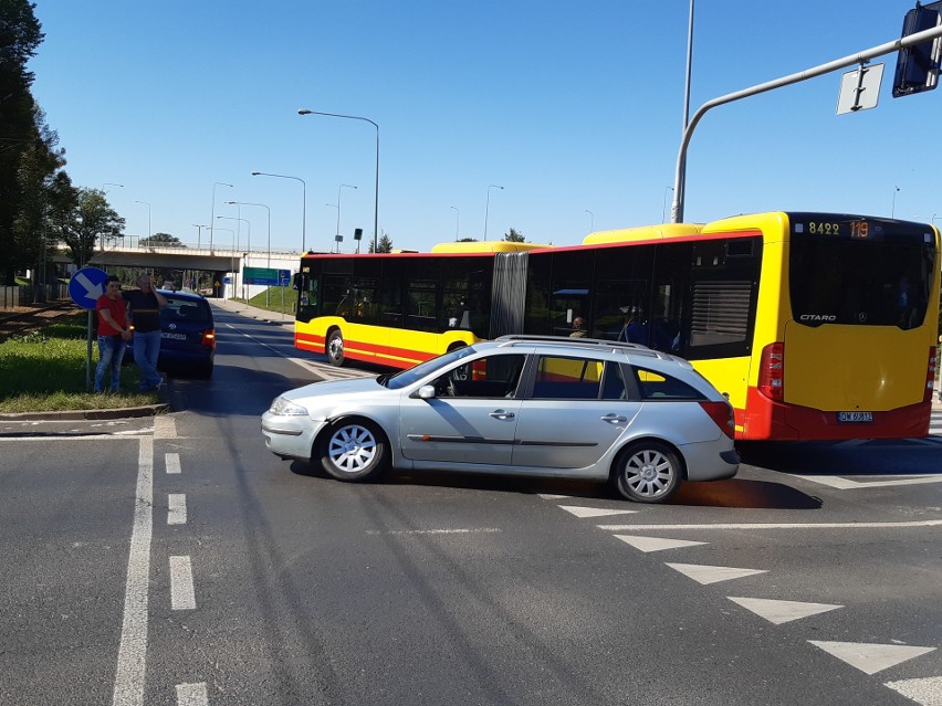 Wypadek na moście Millenijnym. Renault ze złamanym kołem