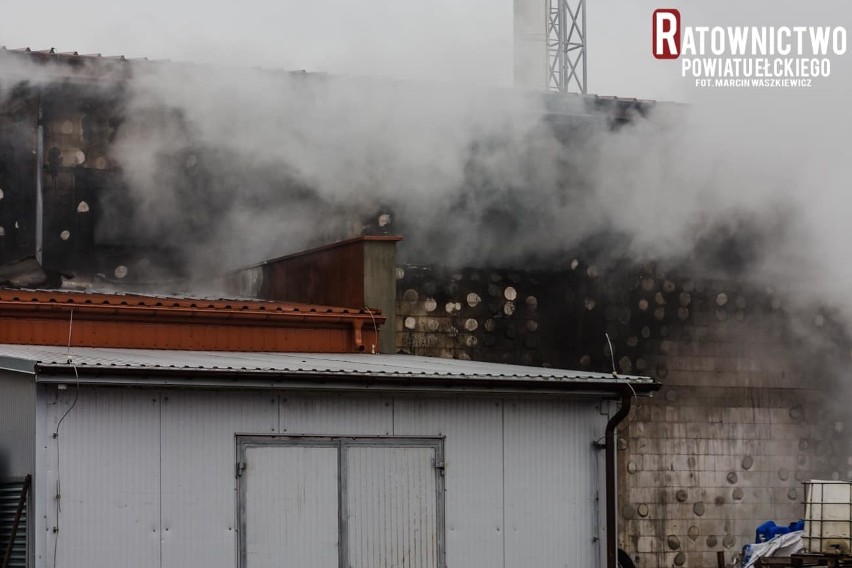 Sikory Juskie. Pożar fermy drobiu w gminie Stare Juchy. Ogień pojawił się w kotłowni (zdjęcia)