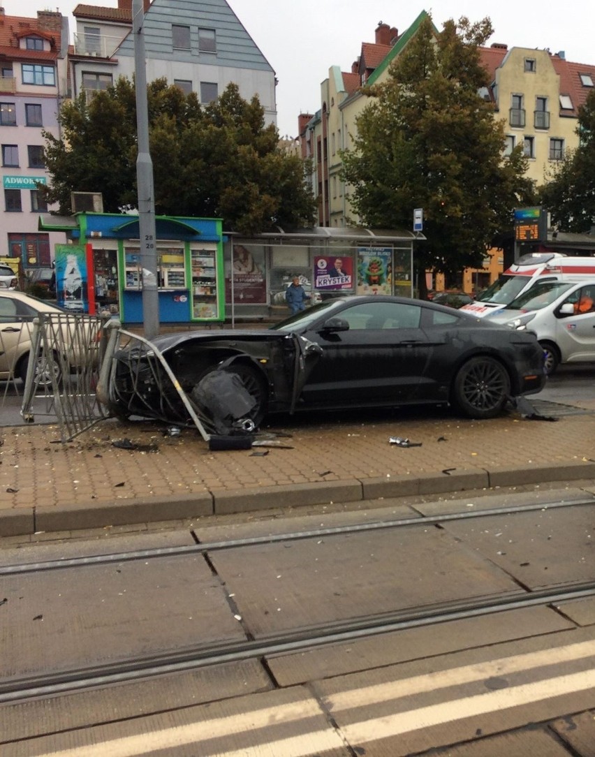 Kolizja na ul. Wyszyńskiego w Szczecinie. Samochód uderzył w barierkę [ZDJĘCIA]