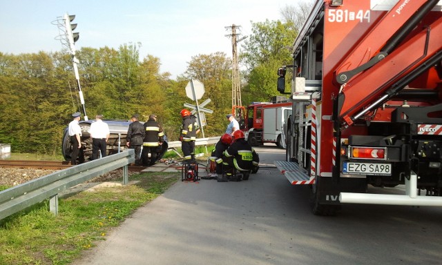 2 osoby zginęły, a jedna została ranna w zderzeniu samochodu z pociągiem. Do wypadku doszło miejscowości Maciejów na trasie między Zgierzem a Strykowem.