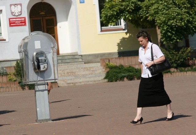 W środę w ciągu naszej półgodzinnej obserwacji, na placu Głowackiego w Tarnobrzegu nikt nie skorzystał z aparatu publicznego. W takich miejscach jak to, budki jednak nie zostaną zlikwidowane.