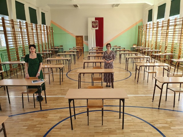 Sala gimnastyczna w I Liceum Ogólnokształcącym jest już przygotowana do egzaminu maturalnego. Na zdjęciu dyrektor szkoły Ewa Malec (z lewej) i wicedyrektor Anna Liwocha.