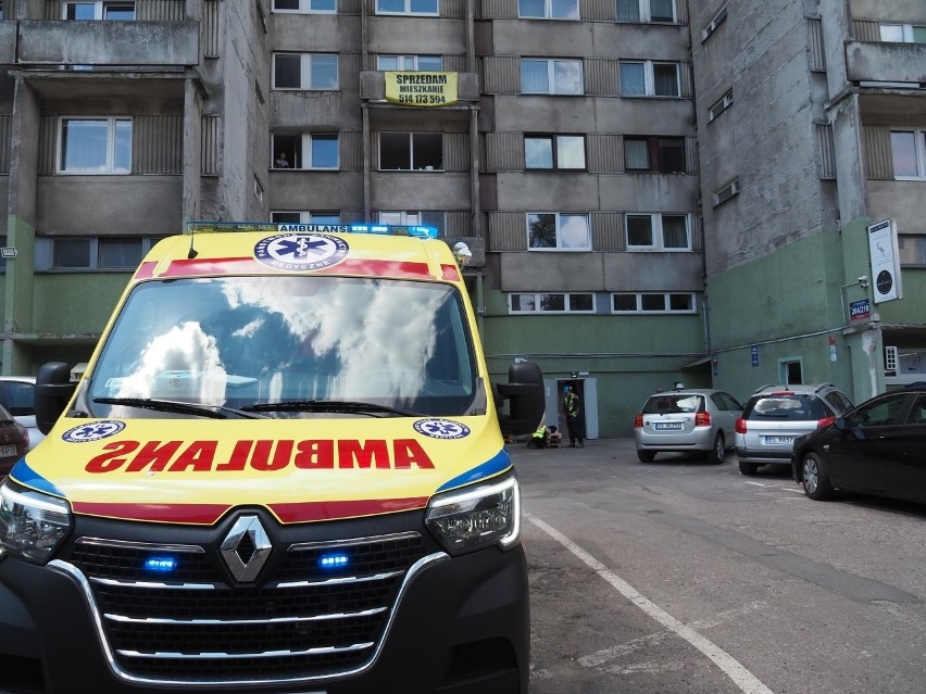 Z wysokości 15. piętra szybu windy spadli dwaj mężczyźni,...