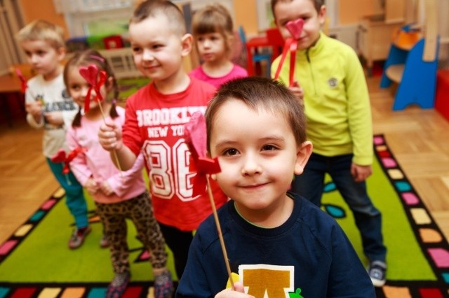 Kocham babcię Elę za to, że robi pyszne zupki i ma kotka - zwierza się Karol Bochenek (z przodu), przedszkolak z PS nr 1 w Białymstoku