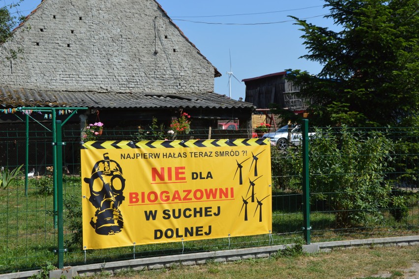 Mieszkańcy protestują przeciwko budowie biogazowni w Suchej Dolnej. "Nie chcemy smrodu, szczurów i chorób" [ZDJĘCIA, WIDEO]