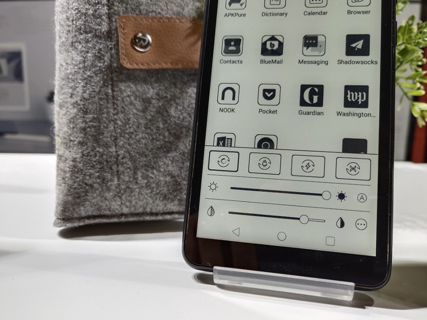 Firma Boox pokazała prototyp smartfonu z wyświetlaczem wykorzystującym technologię elektronicznego papieru
