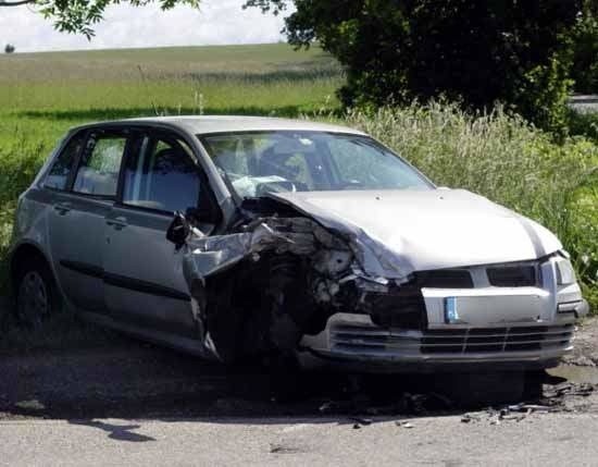 Samochód zjechał z drogi i dachował na kartoflisku.