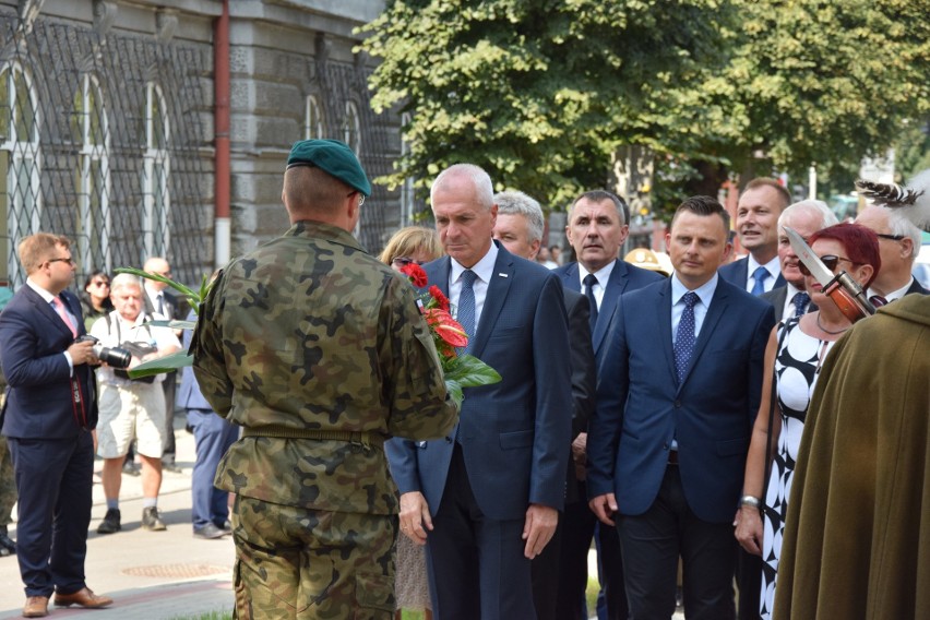 W Przemyślu odsłonili odnowiony pomnik marszałka Józefa Piłsudskiego [ZDJĘCIA]