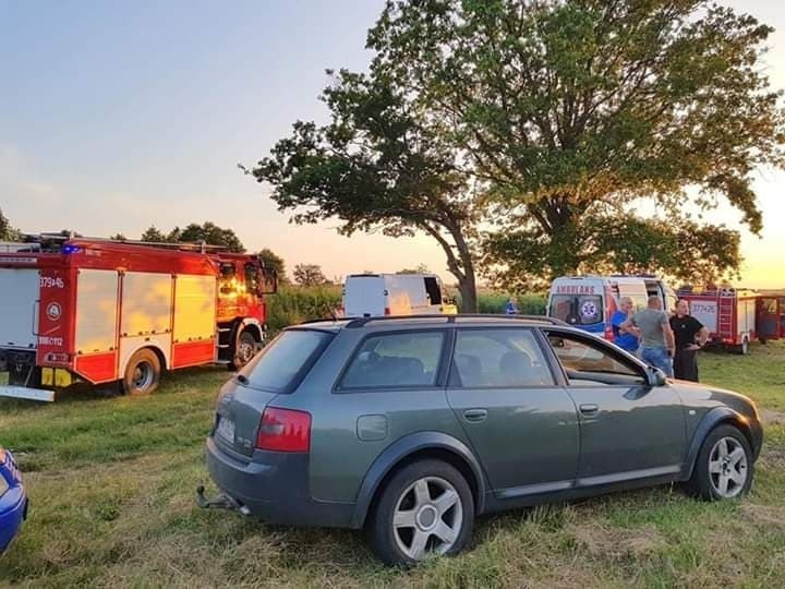 LUBUSKIE. W stawie w Warcinie topił się mężczyzna. Blisko godzinę trwała reanimacja [ZDJĘCIA]