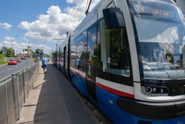 Jednym z problemów osób niepełnosprawnych, jakie wskazuje nasz czytelnik na przystanku tramwajowym na rondzie Fordońskim, jest odległość wiaty od miejsca, gdzie zwykle zatrzymuje się tramwaj.