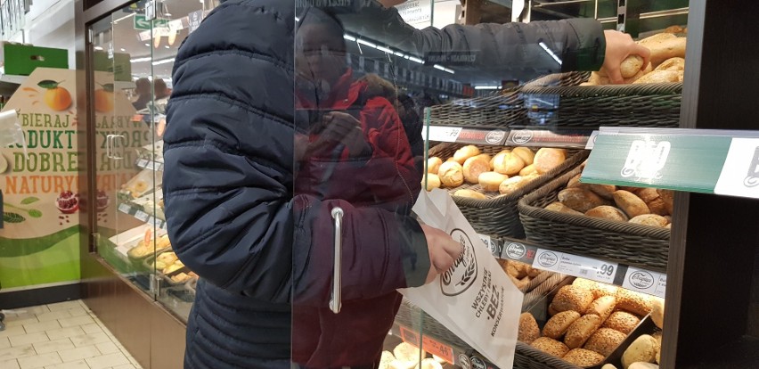 Koronawirus. Ludzie ciągle macają w marketach bułki i chleb...