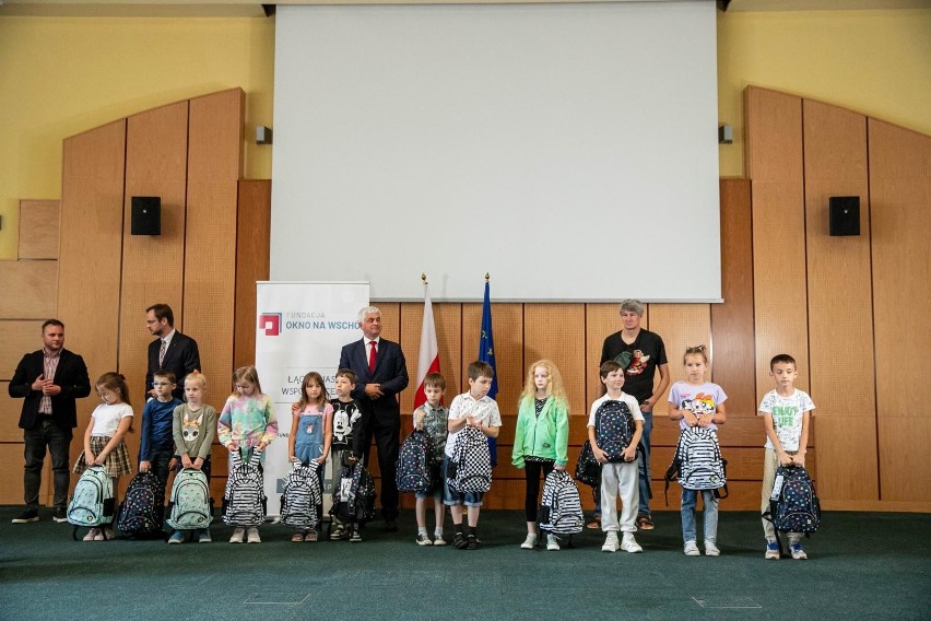 58 dzieci uchodźców z Białorusi i Ukrainy odebrało wyprawki...