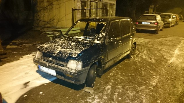 Pożar samochodu w Łazach: W nocy z niedzieli na poniedziałek, około godziny 1, na ulicy Jesionowej w Łazach wybuchł pożar.