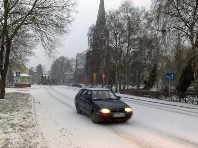 Ulica Ordona w Szczecinku zasypana śniegiem. 